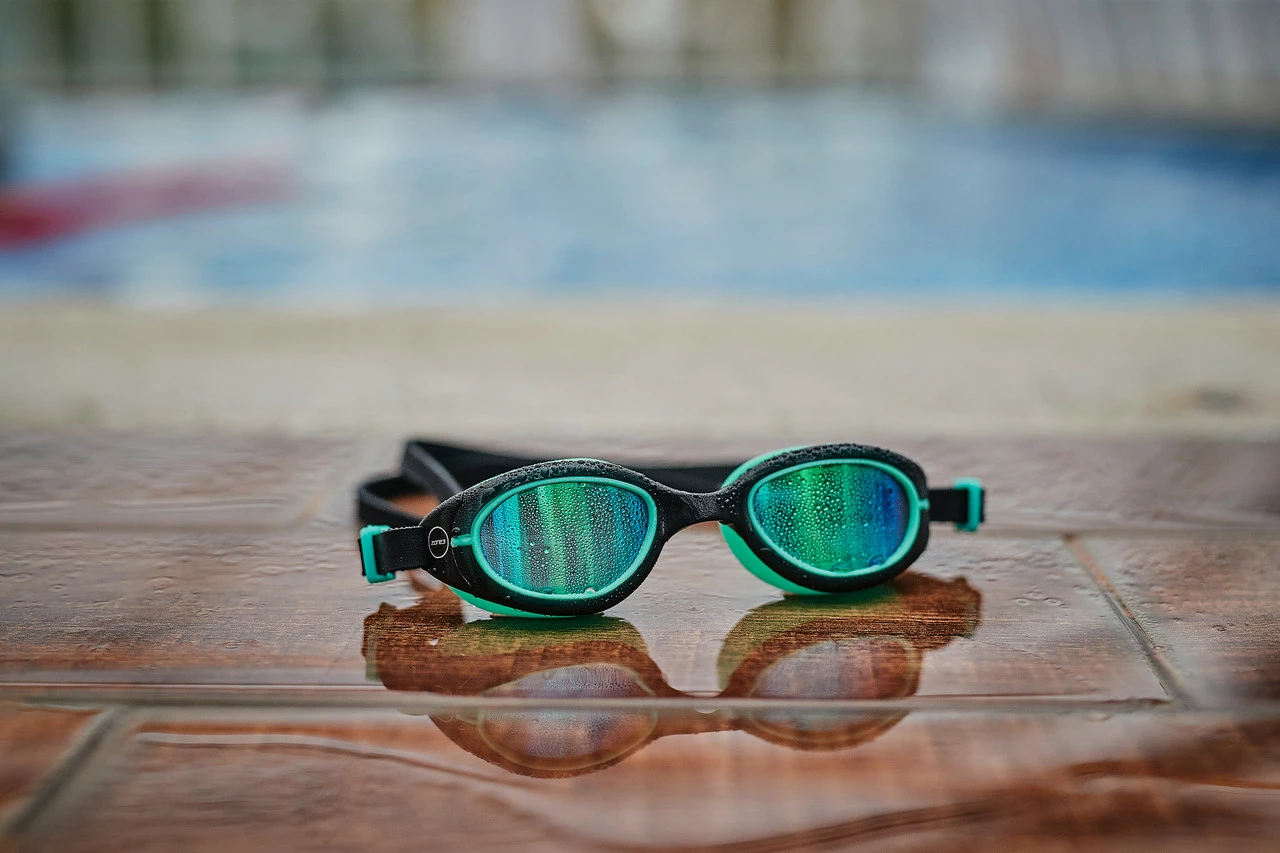 Zone 3 Zone3 - Kids Aquahero Goggle - Black/Green - Lens : Green Mirror Revo - Youth - 2023 - Image 3