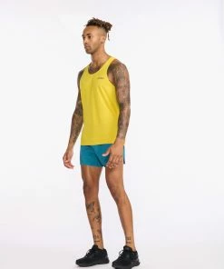 2XU - Light Speed Tech Singlet - Men's - Sulphur/Black Reflective 22 2XU - Light Speed Tech Singlet - Men's - Sulphur/Black Reflective -2XU-shop MR6501a SUL BRF 04 43335.1652689077