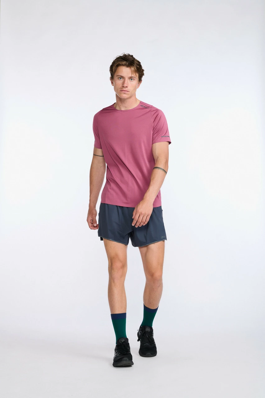2XU - Light Speed Tech Tee - Men's - Rosewood/Black Reflective 31 2XU - Light Speed Tech Tee - Men's - Rosewood/Black Reflective - Image 31