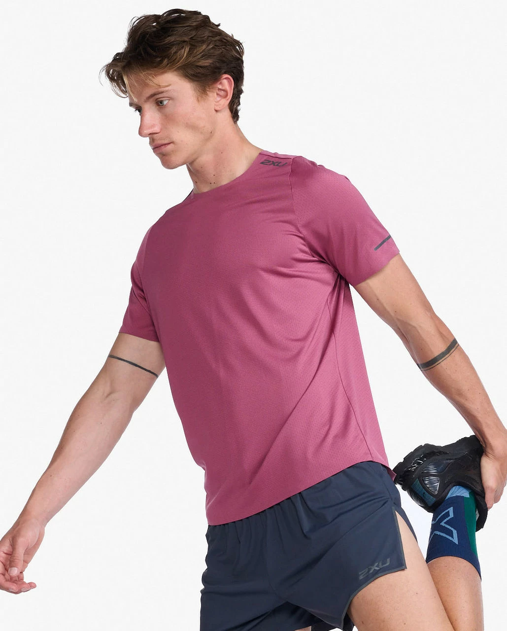 2XU - Light Speed Tech Tee - Men's - Rosewood/Black Reflective 7 2XU - Light Speed Tech Tee - Men's - Rosewood/Black Reflective - Image 7