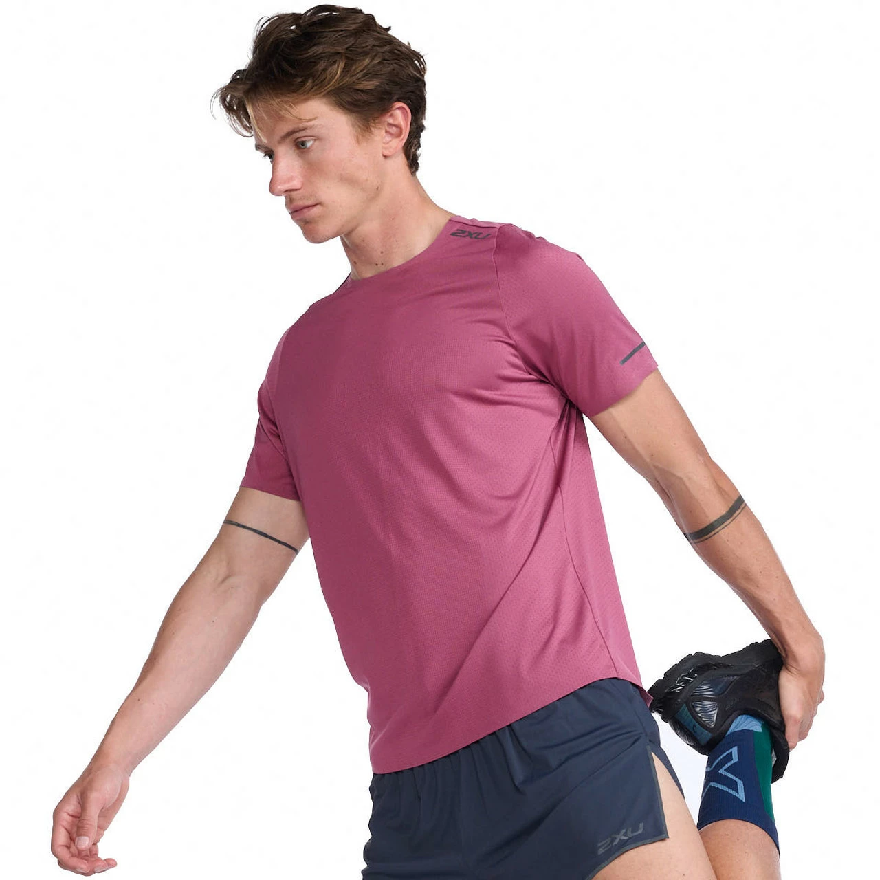 2XU - Light Speed Tech Tee - Men's - Rosewood/Black Reflective 6 2XU - Light Speed Tech Tee - Men's - Rosewood/Black Reflective - Image 6