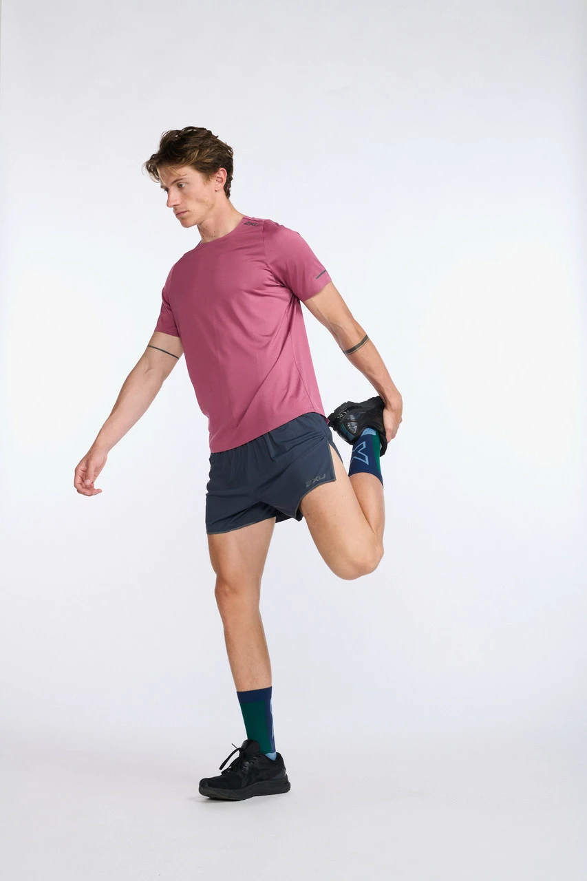 2XU - Light Speed Tech Tee - Men's - Rosewood/Black Reflective 27 2XU - Light Speed Tech Tee - Men's - Rosewood/Black Reflective - Image 27