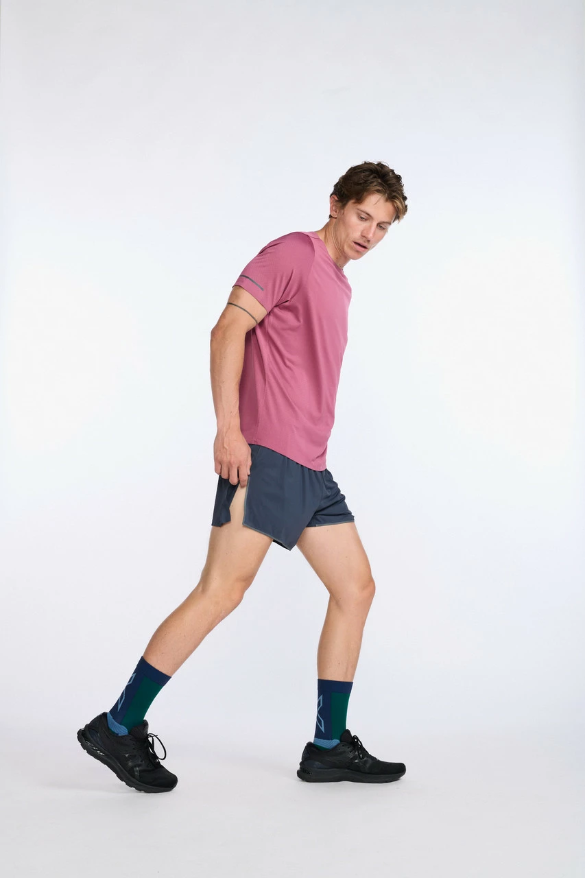 2XU - Light Speed Tech Tee - Men's - Rosewood/Black Reflective 22 2XU - Light Speed Tech Tee - Men's - Rosewood/Black Reflective - Image 22