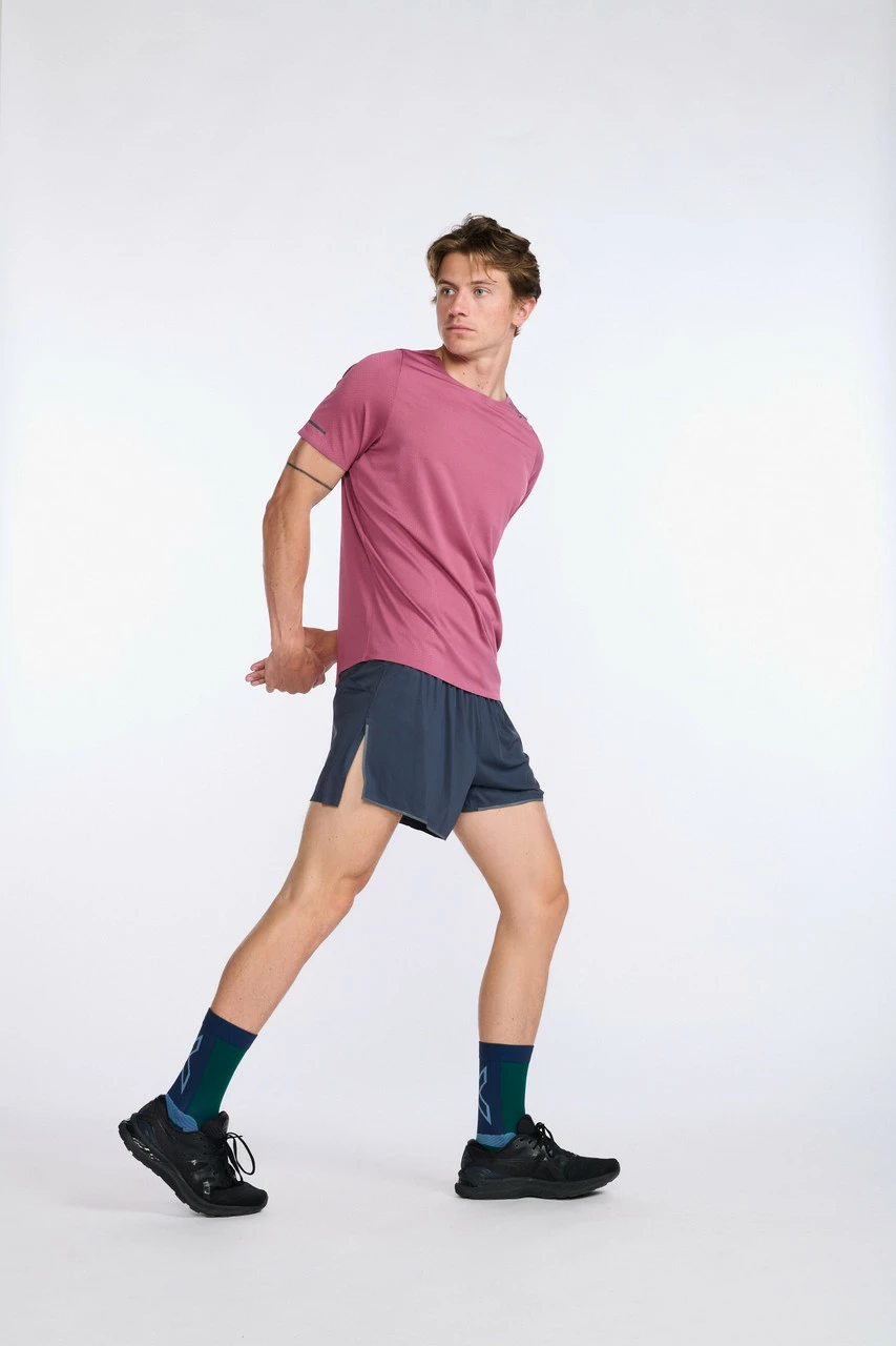 2XU - Light Speed Tech Tee - Men's - Rosewood/Black Reflective 14 2XU - Light Speed Tech Tee - Men's - Rosewood/Black Reflective - Image 14