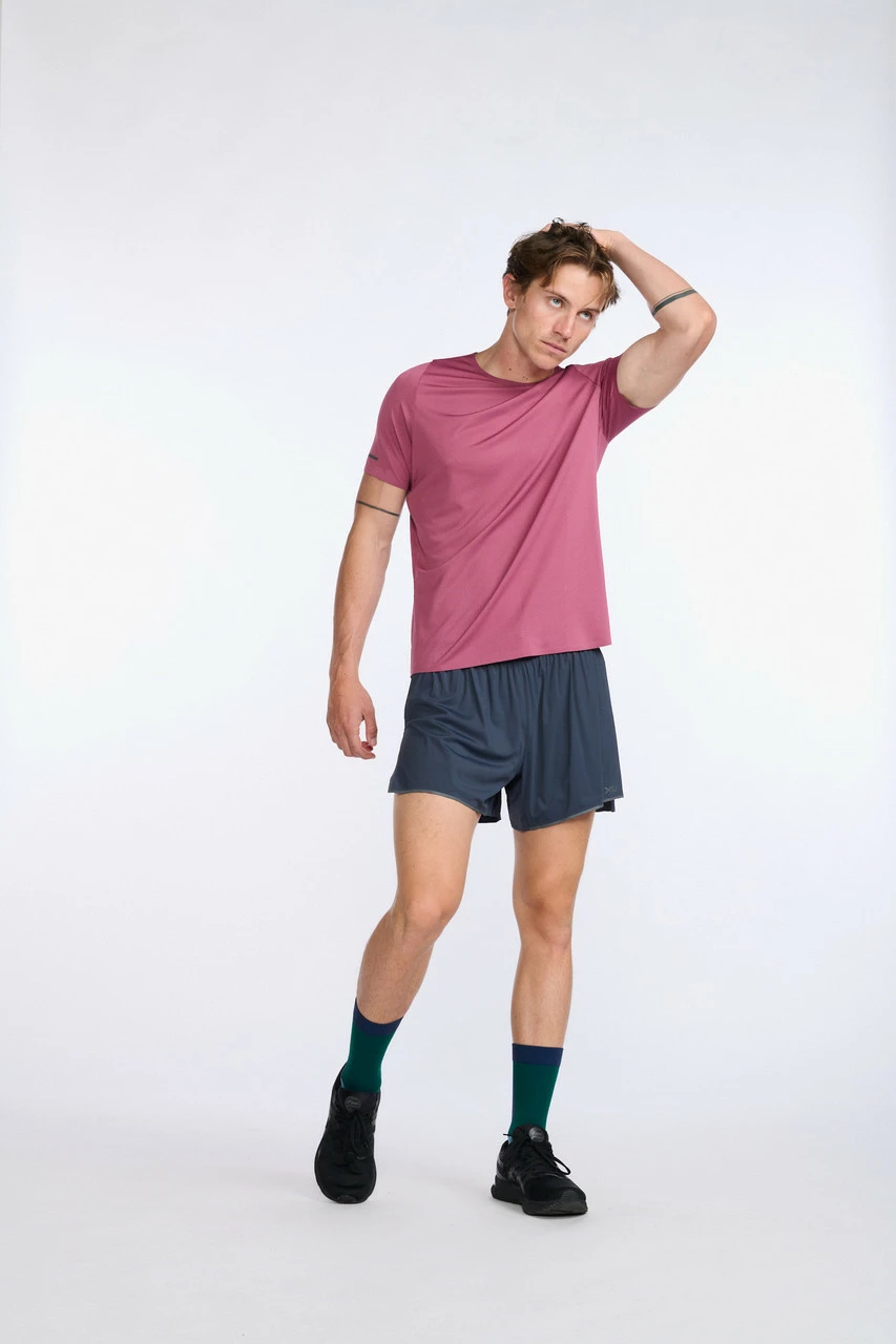 2XU - Light Speed Tech Tee - Men's - Rosewood/Black Reflective 28 2XU - Light Speed Tech Tee - Men's - Rosewood/Black Reflective - Image 28