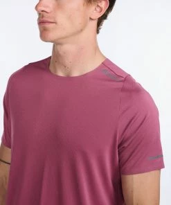 2XU - Light Speed Tech Tee - Men's - Rosewood/Black Reflective 69 2XU - Light Speed Tech Tee - Men's - Rosewood/Black Reflective -2XU-shop MR6840a RWD BRF 21 2 80747.1666697095