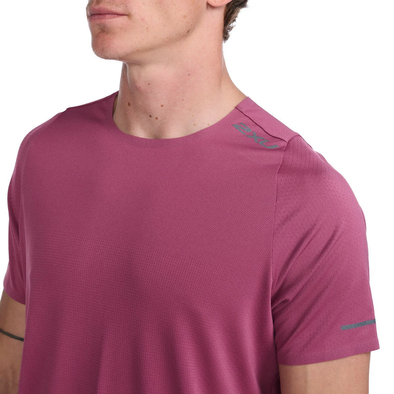 2XU - Light Speed Tech Tee - Men's - Rosewood/Black Reflective 10 2XU - Light Speed Tech Tee - Men's - Rosewood/Black Reflective - Image 10