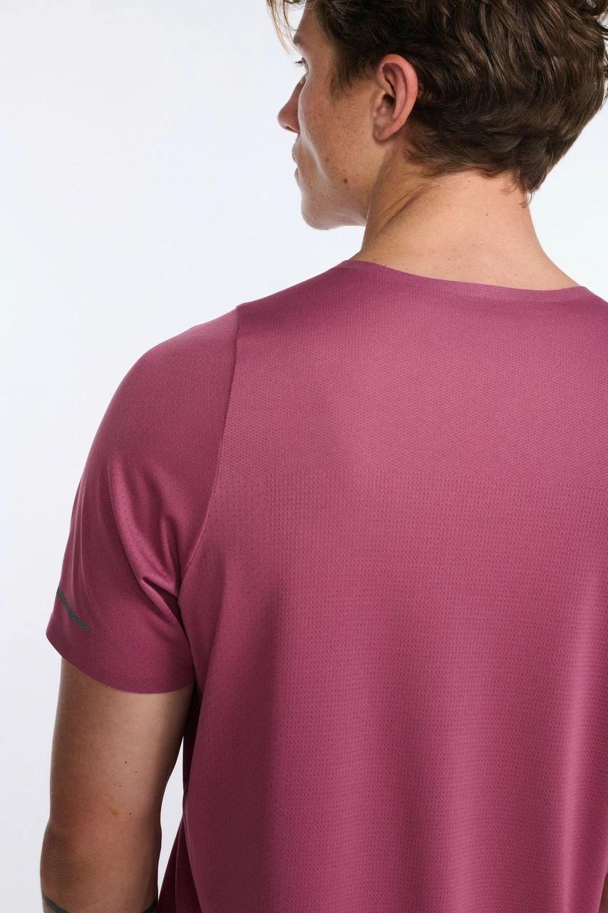 2XU - Light Speed Tech Tee - Men's - Rosewood/Black Reflective 35 2XU - Light Speed Tech Tee - Men's - Rosewood/Black Reflective - Image 35