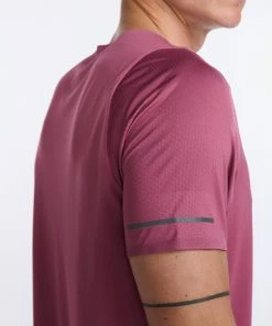 2XU - Light Speed Tech Tee - Men's - Rosewood/Black Reflective 59 2XU - Light Speed Tech Tee - Men's - Rosewood/Black Reflective -2XU-shop MR6840a RWD BRF 23 31410.1666697095