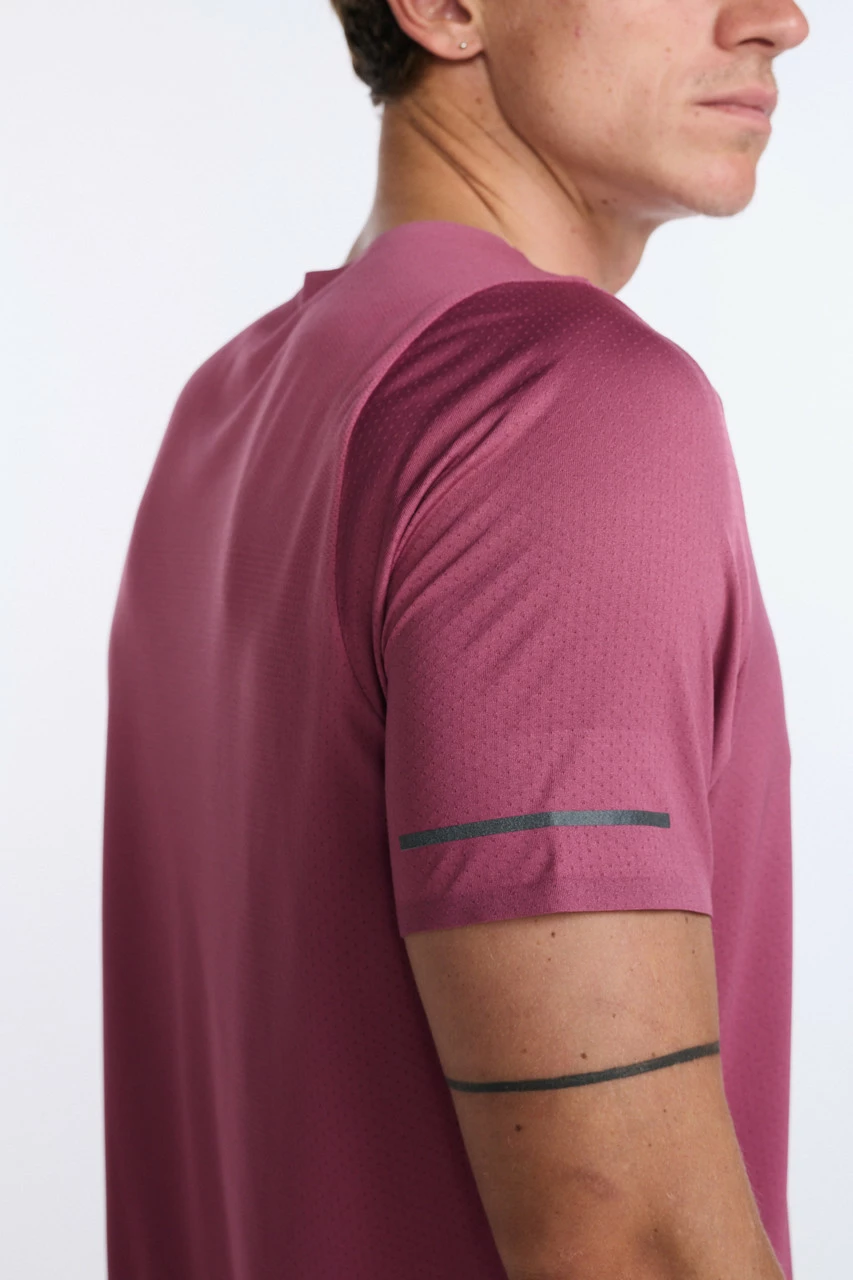 2XU - Light Speed Tech Tee - Men's - Rosewood/Black Reflective 24 2XU - Light Speed Tech Tee - Men's - Rosewood/Black Reflective - Image 24