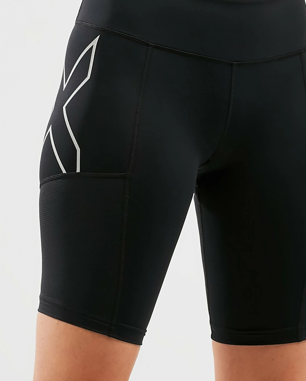 2XU - Aero Vent Women's Mid-Rise Compression Shorts - Black/Silver Reflective