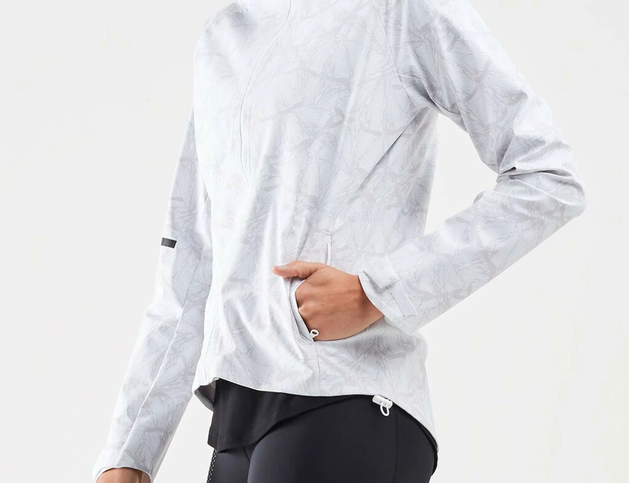 2XU - Women's GHST Waterproof Jacket - Butterfly Effect White/White - Image 5