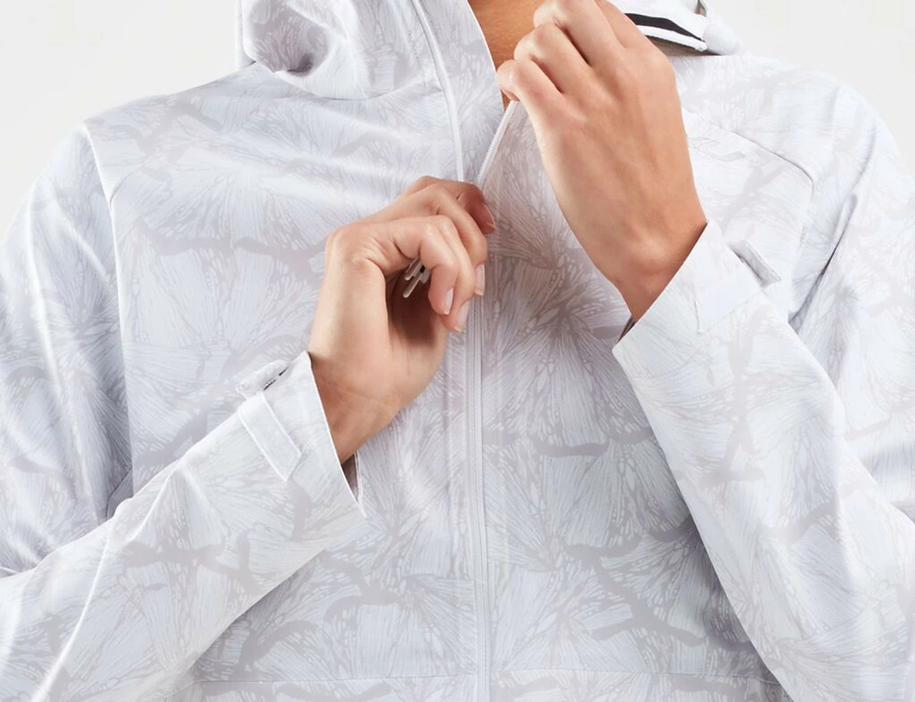 2XU - Women's GHST Waterproof Jacket - Butterfly Effect White/White
